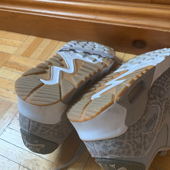 Excellent condition grey white Nike Air Sneakers 6 Youth or 7.5 in women’s - Picture 5 of 8